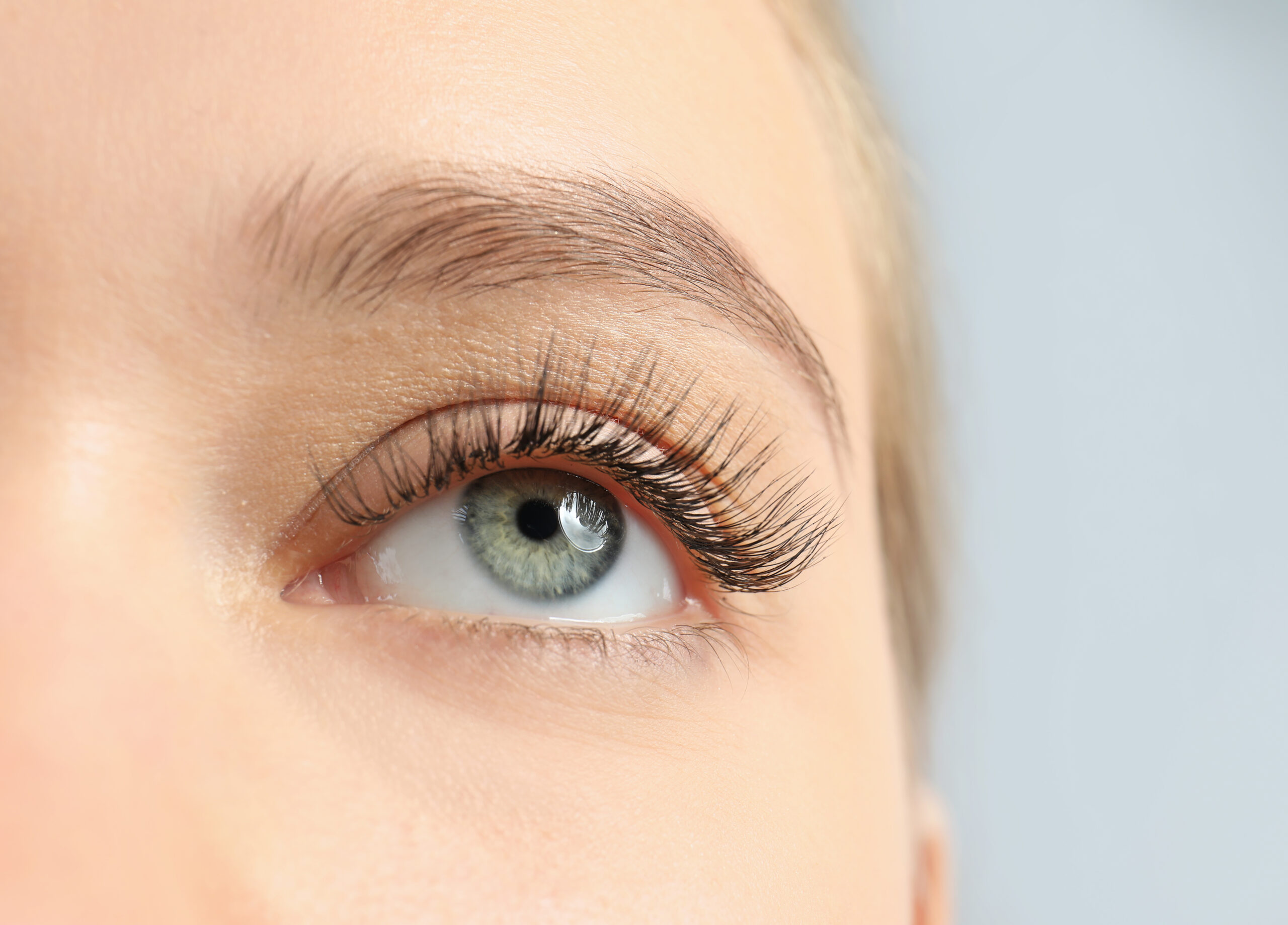 Lifting de pestañas vs. extensiones: La mejor opción para conseguir una mirada natural